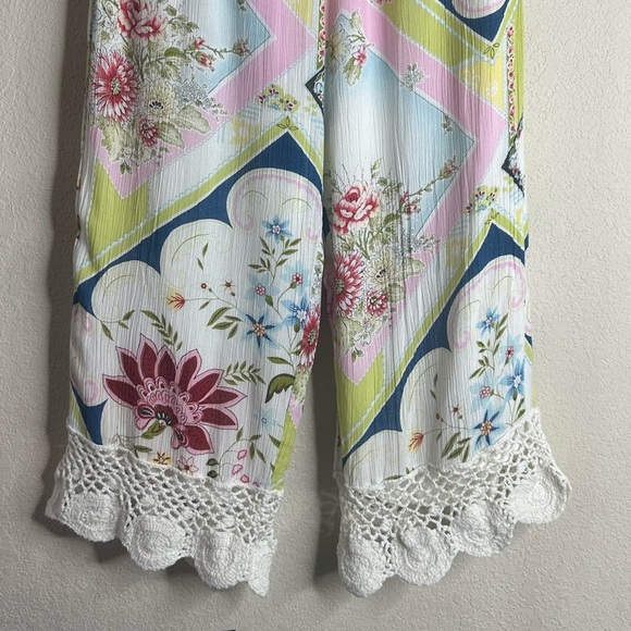 Surya floral and crocheted pull on crop pants size small - Picture 4 of 4